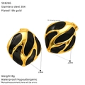 Detalle de los pendientes irregulares de acero bañado en oro 18k con esmalte negro - Estilo Negro (SE828G-2)