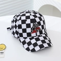 Dettaglio del cappello da baseball per bambini a scacchi con ricamo di auto da corsa - 52CM(2-6 Anni) / Scacchiera Bianca e Nera