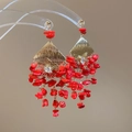 Boucles d'oreilles bohèmes à pompons rouges avec papillon doré et perles rouges - Style Pompon Papillon Or Rouge avec Tige en Argent (63#)