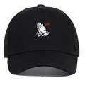 Cappello trucker nero con ricamo rosa e rete traspirante su sfondo bianco - Nero