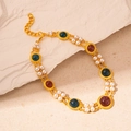 Dettaglio macro della catena dorata in stile bizantino con gemme e perle colorate - Collana con Perle Geometriche Colorate