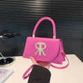 Borsa a tracolla rosa minimalista con fibbia a corona dorata per il pendolarismo chic - Rosa Rosso