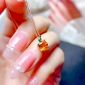 Detail der Roségoldkette mit rundem orangefarbenem Edelstein und grünem Steinanhänger - Gelber Zirkonia Anhänger (Ohne Kette)