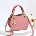 Elegante bolso de mano semicircular rosa palo en piel sintética con colgante de hoja dorada - Rosa