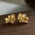 Orecchini a lobo pegaso placcati oro 24k con ali testurizzate e design minimalista a cavallo - Pegaso d'Oro (15# Perno in Argento)