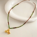 Detail einer Perlenkette mit Tigeraugen-Perlen und einem goldenen Elefantenanhänger - Glückverheißendes Tier Tierkreis Halskette (WN2028) / Gold-Grün