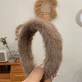Diadema marrón de piel sintética para mujer con textura suave y diseño minimalista - Tostado