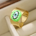 Detailansicht eines 18K vergoldeten verstellbaren Rings mit buntem Evil Eye Emaille-Dekor - Gold mit grünem Auge