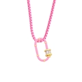 Collana con moschettone in smalto rosa con dettagli dorati e zirconi a baguette lucidi - Rosa
