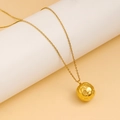 Dettaglio di una collana con ciondolo a pallone da calcio dorato su supporto bianco - Collana (YS520) / Oro