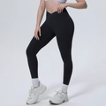 Vue détaillée du legging de yoga noir à taille haute avec ceinture croisée en V - S / Noir