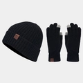 Dettaglio del set in maglia invernale con texture a coste e punta dita per touch screen - Nero