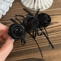 Fermaglio per capelli fatto a mano con rose di raso nero e nastri in stile vintage - Fermaglio Banana Rosa / Nero