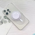 Dettaglio del supporto MagSafe circolare bianco fissato sul retro di uno smartphone argento - Staffa Magnetica Base Opaca / Bianco