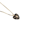 Dettaglio del ciondolo a cuore nero con linee incrociate d'oro e zirconi colorati - Nero