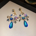 Nahaufnahme von Vintage-Goldohrringen mit großen blauen Tropfensteinen und Blumenmotiven - Silbernadel Diamant Schmetterling Blume Wassertropfen Ohrstecker (18#)