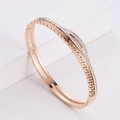 Brazalete de oro rosa con diseño geométrico calado y circonitas sobre un pedestal - Oro rosa