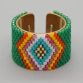 Handgefertigtes Miyuki-Perlen-Armband mit buntem Stammesmuster und goldenem Innenband - Mehrfarbiger Geometrischer Stammesstil (MI-R23061403G)