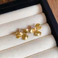 Orecchini a fiore in oro opaco con petali testurizzati e zircone centrale trasparente - Oro Opaco (Perno in Argento S925)