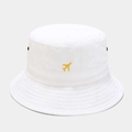 Dettaglio del cappello alla pescatora in cotone bianco con ricamo aereo giallo e occhielli - M (56-58cm) / Bianco