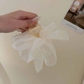 Dettaglio di elegante pinza per capelli con fiocco in tulle bianco e chiffon velato - Bianco Sporco