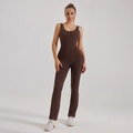 Eng anliegender dunkelbrauner Yoga-Body mit U-Ausschnitt und modischer Schlaghose - S / Destillierter Kaffee