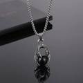 Vue macro détaillée d'un pendentif griffe de dragon tenant une sphère d'obsidienne noire lisse - Griffe de Dragon Perle Noire