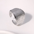 Anello aperto in acciaio al titanio argento con design a trama plissettata irregolare - Color Acciaio