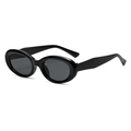 Retro-ovale Sonnenbrille in elegantem Schwarz, im 45-Grad-Winkel auf weißem Grund gezeigt - Schwarz