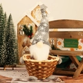 Gnome de Noël dans un panier en bambou avec bonnet tricoté gris et barbe blanche - Gris