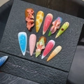 Vista detallada de uñas artesanales 3D con flores en colores tropicales vivos - XS / 340-Stiletto Largo