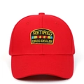 Dettaglio cappellino da baseball rosso con toppa ricamata Retired Drug Dealer - Regolabile / Berretto da baseball ricamato / Rosso
