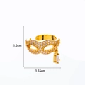 Detail van de gouden maskerring met micro-zirkonen en waterdruppel hanger met afmetingen - Masker Stijl-Goud (1#)