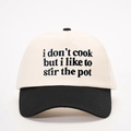 Berretto bicolore beige e nero con ricamo i don't cook but i like to stir the pot - Crema/Nero