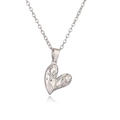 Collier à pendentif cœur argenté avec motifs d'étoiles et zircons sur fond blanc - Argenté