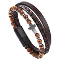 Dettaglio di un bracciale multistrato in pelle da uomo con perle occhio di tigre e croce in metallo - Stile 2 (Occhio di Tigre Marrone)