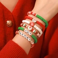 Festliche Armbänder aus Polymer-Ton mit Joy- und Merry-Buchstaben auf rotem Pullover - SY0665
