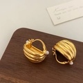 Detail van vintage gouden oorbellen met geribbelde textuur en kleine parelaccenten - Schelpvorm / Goud