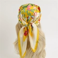 Gele zijden sjaal met bloemen en vlinders geknoopt op een mannequin met haar - Gele Bloemen en Vlinders (FJ626-1)