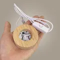 Runder LED-Sockel aus Holz für Kristallkugeln mit DC5V USB-Schalterkabel in der Hand - Buntes Licht: Rund 6cm / Durchmesser 6cm Dicke 2cm