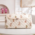 Dettaglio della borsa trucco trapuntata crema con orsetti vintage e doppia cerniera - Orso Trapuntato