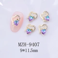 Détail de bijoux d'ongles en cœur 3D avec pierres dégradées violettes et strass blancs - Base Dorée Dégradé Rose-Violet Ciel Étoilé Zirconia (9407 Ciel Étoilé Rose-Violet)