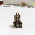 Vue macro détaillée d'un pendentif Dieu de la Richesse en laiton de 2,9cm x 1,6cm - Style Sceptre Ruyi
