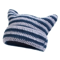 Détail de la maille épaisse faite main sur le bonnet rayé bleu et gris à oreilles de chat - Taille unique / Gris Bleu