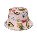 Rosa Anglerhut mit buntem Katzen- und Fruchtmuster, Sonnenhut im Aquarell-Stil - Rosa Katzen-Frucht-Druck