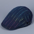 Detail van regenboogstiksels en metalen gesp op een marineblauwe denim pet - M (56-58cm) / Donkerblauw