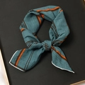 Foulard en soie bleu sarcelle à rayures orange et marron, élégamment noué - 55x55cm / Faisceau Indigo