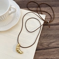 Französischer Vintage-Croissant-Anhänger mit Goldfinish an brauner Kordelkette - Gold
