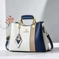 Borsa tote patchwork a tre colori con manico in metallo dorato e ciondolo a farfalla - Bianco Blu Stampa Catena