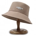 Bob kaki avec broderie Brooklyn City Boy sur tissu en sergé de coton - Beige Foncé